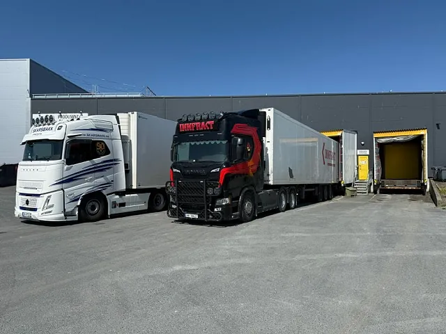 Lastebiler i dock