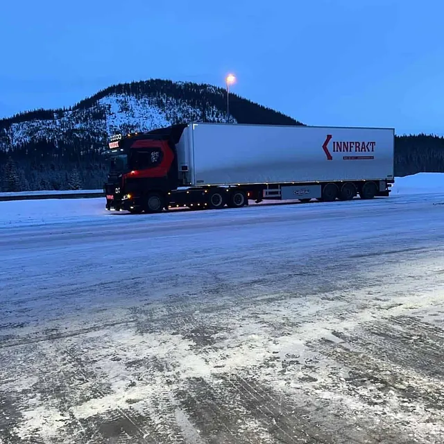 Lastebil parkert på snødekt plass i Brekkvasselv.