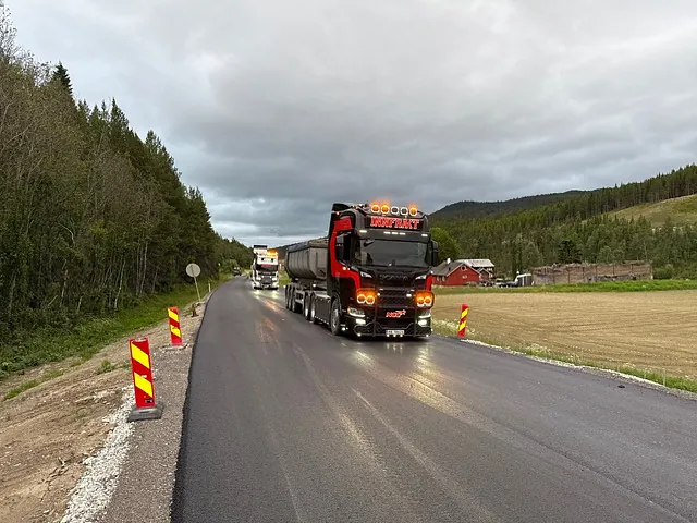 Lastebil på asfalt