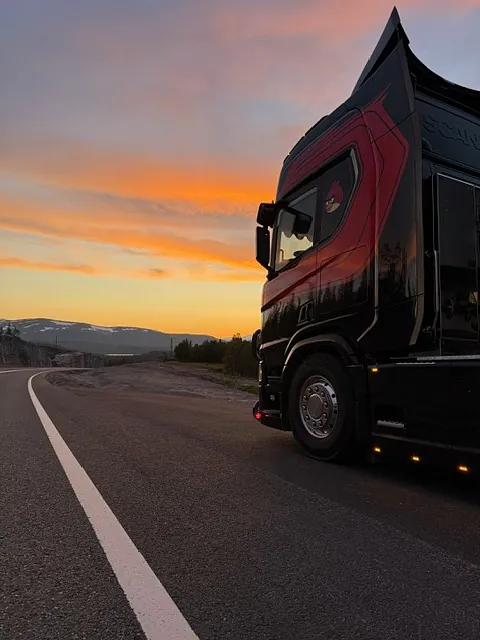Lastebil i solnedgang