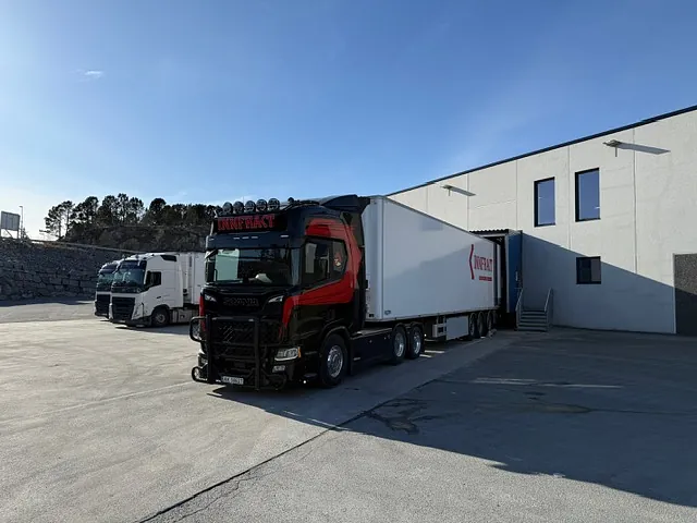 Lastebil i dock